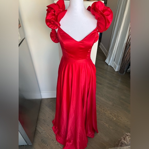 NWT. B Darlin's gorgeous satin red gown with pockets - Picture 14 of 15